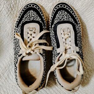 DOLCE VITA PLATFORM LACE-UP TENNY SHOES FOR WOMEN IN BLACK AND WHITE